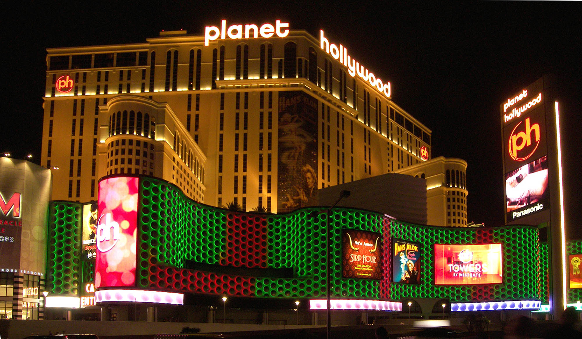 Linear LED lights illuminating architectural detail and the facade of a Planet Hollywood hotel. Boca Lighting and Controls